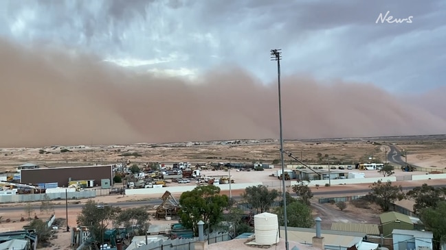 Dust storm rolls over Coober Pedy