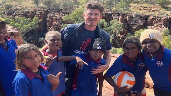 Atyunpe program lead teacher Frazer McKinlay with Sadadeen Primary School students at Trephina Gorge in 2024.