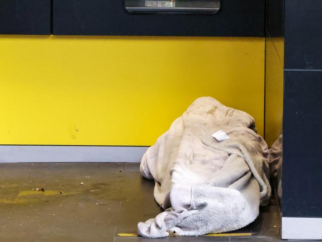 MELBOURNE, AUSTRALIA.NewsWire Photos.JULY 27, 2024.Melbourne is set for a cold and wet weekend as winter slowly rolls on. Homeless homelessness rough sleeper  Picture: NewsWire/Ian Currie