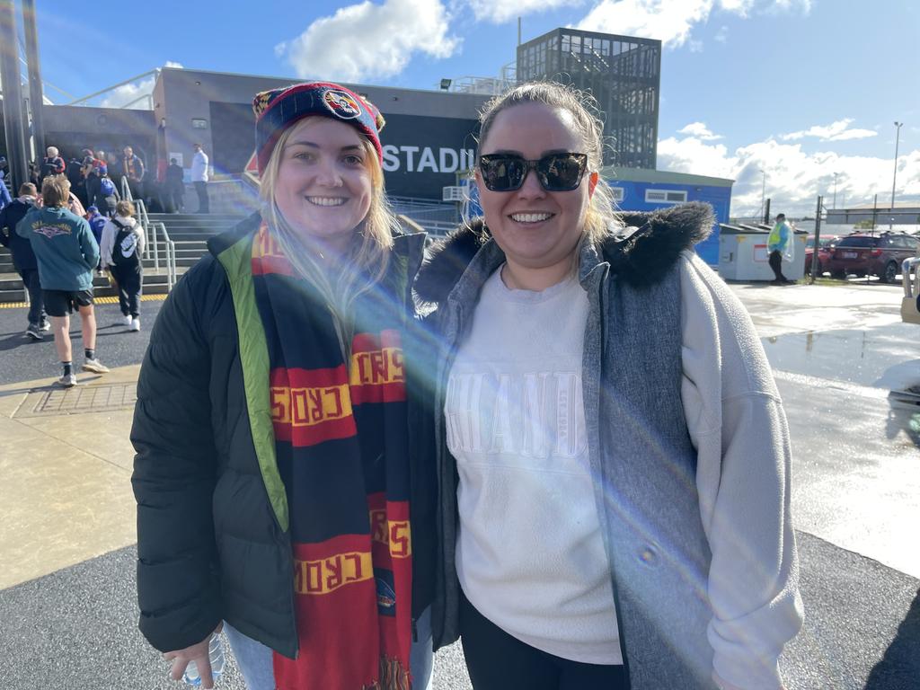 Photos: Grinning footy fans at Ballarat’s Mars Stadium for Bulldogs v ...