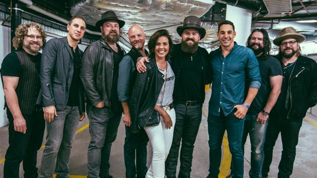 Who’s that with Billy and Nicole Slater? It’s US chart toppers the Zac Brown Band.