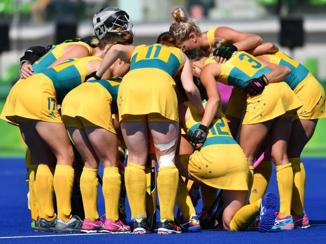 Australia's players gather at the begining of the the women's quarterfinal field hockey New Zealand vs Australia match of the Rio 2016 Olympics Games at the Olympic Hockey Centre in Rio de Janeiro on August 15, 2016. / AFP PHOTO / Pascal GUYOT