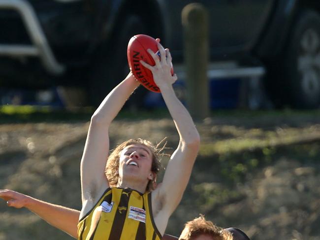 Tom Lockman kicked the matchwinner for Rowville in his third game. Picture: Stuart Milligan