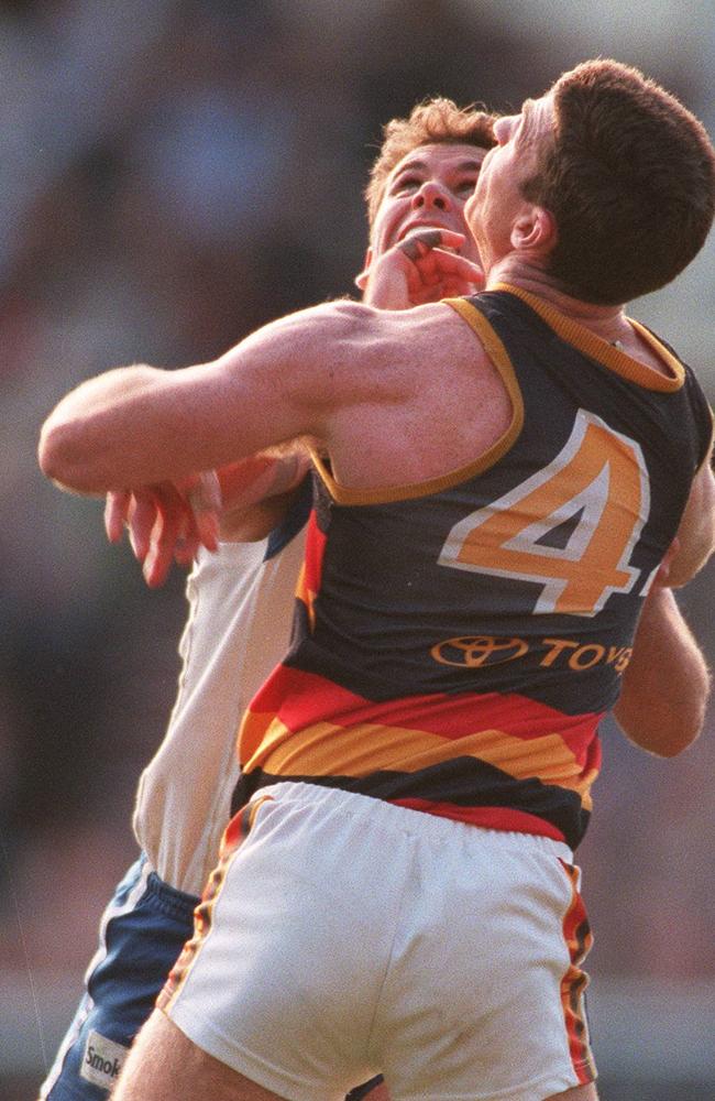 Peter Caven wrestles for position against Wayne Carey in the 1998 AFL Grand Final.