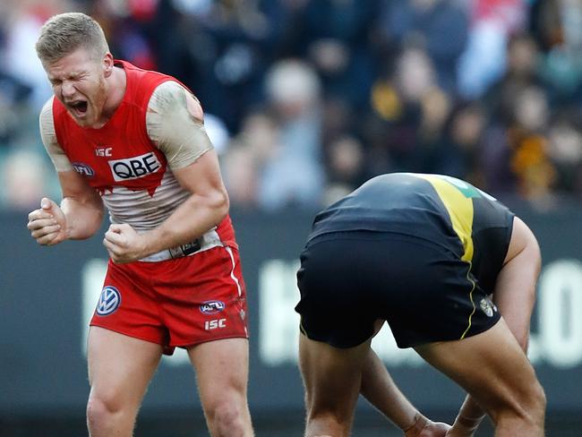 Dan Hannebery celebrates on the final siren.