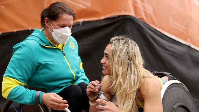 Madison de Rozario celebrates with Coach, Louise Sauvage after her marathon victory. Picture: Mark Kolbe/Getty Images