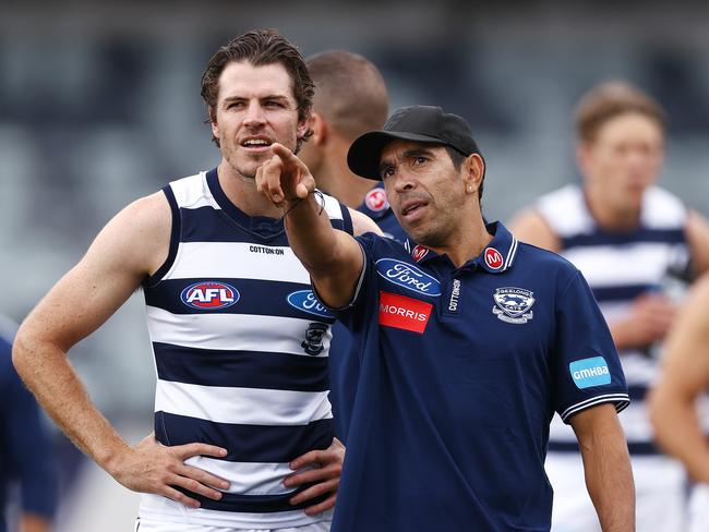 MELBOURNE. 26/02/2022. AFL . Geelong v Richmond at GMHBA Stadium, GeelongÃ&#137;. Geelong assistant coach Eddie Betts talks with Isaac Smith pre game . Photo by Michael Klein