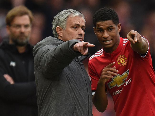 Liverpool's German manager Jurgen Klopp (L) watches as Manchester United's Portuguese manager Jose Mourinho (C) talks with Manchester United's English striker Marcus Rashford during the English Premier League football match between Manchester United and Liverpool at Old Trafford in Manchester, north west England, on March 10, 2018. / AFP PHOTO / Oli SCARFF / RESTRICTED TO EDITORIAL USE. No use with unauthorized audio, video, data, fixture lists, club/league logos or 'live' services. Online in-match use limited to 75 images, no video emulation. No use in betting, games or single club/league/player publications.  /
