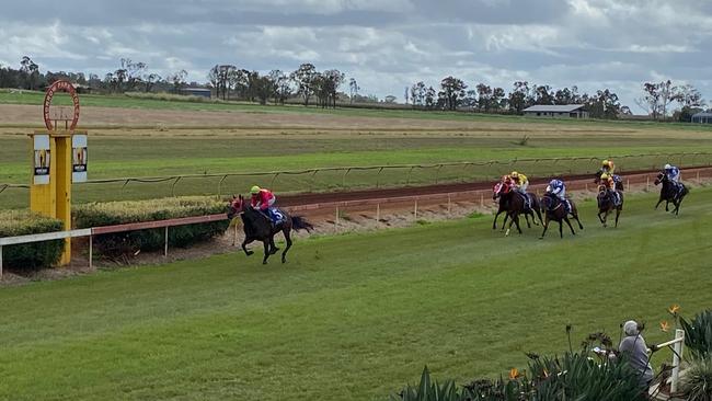 Se Rendre for trainer Sharlee D’Avila and jockey Scott Sheargold win the QTIS 2YO &amp; 3YO Maiden Handicap (1000m).