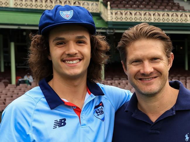 SYDNEY, AUSTRALIA - NOVEMBER 28: Sam Konstas of the Blues (L) poses for a photo with Shane Watson ahead of his debut during the Sheffield Shield match between New South Wales and Tasmania at SCG, on November 28, 2023, in Sydney, Australia. (Photo by Mark Evans/Getty Images)