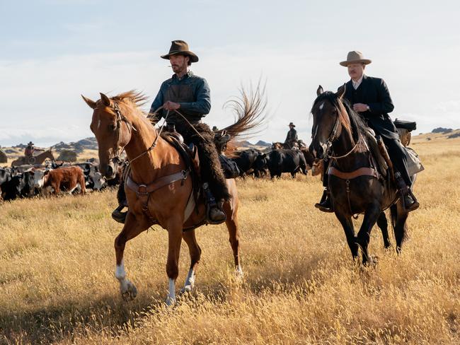 THE POWER OF THE DOG (L to R): BENEDICT CUMBERBATCH as PHIL BURBANK, JESSE PLEMONS as GEORGE BURBANK in THE POWER OF THE DOG. Cr. KIRSTY GRIFFIN/NETFLIX © 2021