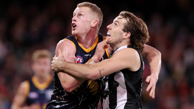 Max Lynch, right, competing against Crow Reilly O’Brien this season, wants to get to the Hawks. Picture: AFL Photos