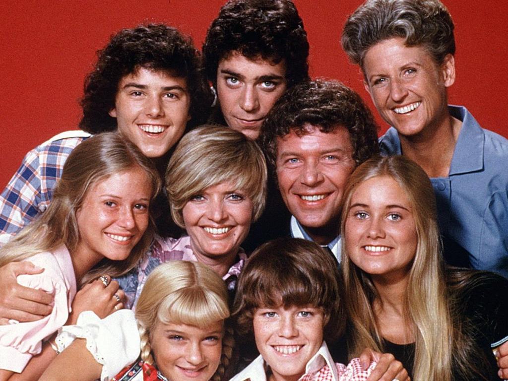 The cast of Brady Bunch (front row) Susan Olsen, Mike Lookinland; (middle row) Eve Plumb, Florence Henderson, Robert Reed, Maureen McCormick; and (back row) Christopher Knight, Barry Williams, Ann B. Davis.