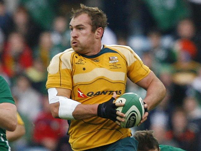 Wallabies captain Rocky Elsom breaks a tackle from Irish skipper Brian O'Driscoll as defence gives chase during Ireland v Australia international test match at Croke Park in Dublin, 15/11/2009.