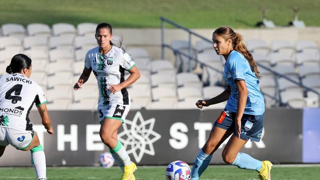 Teenager Indiana Dos Santos makes her A League Women's debut for Sydney FC