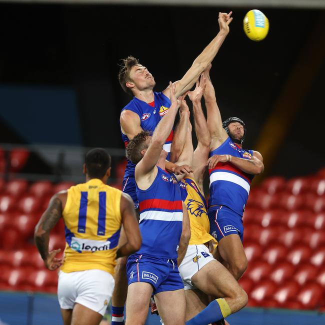 Ryan Gardner of the Bulldogs spoils from behind. Pic: Michael Klein