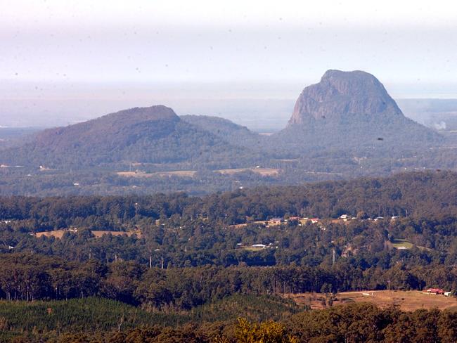 02/07/02  110588dMt Ngungun and Mt Tibrogargan.Glasshouse Mountains.Photo:  Lou O'Brien.