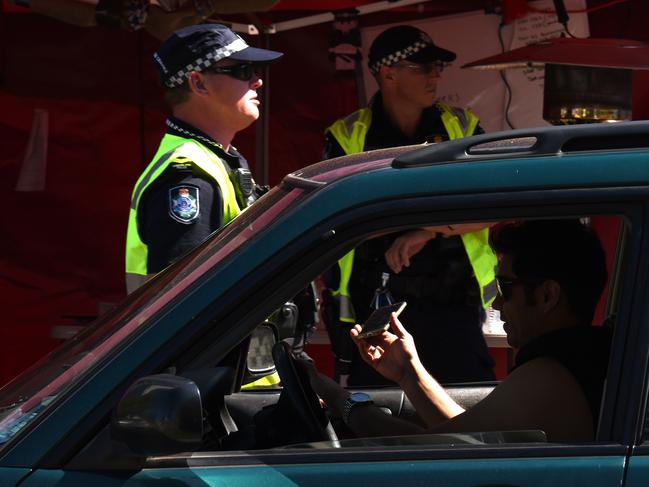 GOLD COAST, AUSTRALIA - NewsWire Photos OCTOBER 2, 2020: Police check cars at the Queensland border with NSW at Griffith Street in Coolangatta. Picture: NCA NewsWire / Steve Holland