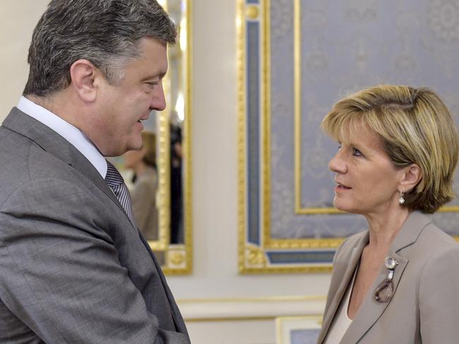 This handout picture taken and released by the Ukrainian Presidential Press-Service on July 28, 2014 shows Ukrainian President Petro Poroshenko (L) shaking hands with Australian Foreign Minister Julie Bishop prior their meeting in Kiev. AFP PHOTO / UKRAINIAN PRESIDENTIAL PRESS SERVICE / MYKOLA LAZARENKO -- RESTRICTED TO EDITORIAL USE - MANDATORY CREDIT "AFP PHOTO / PRIME MINISTER PRESS-SERVICE / MYKOLA LAZARENKO" - NO MARKETING NO ADVERTISING CAMPAIGNS - DISTRIBUTED AS A SERVICE TO CLIENTS --