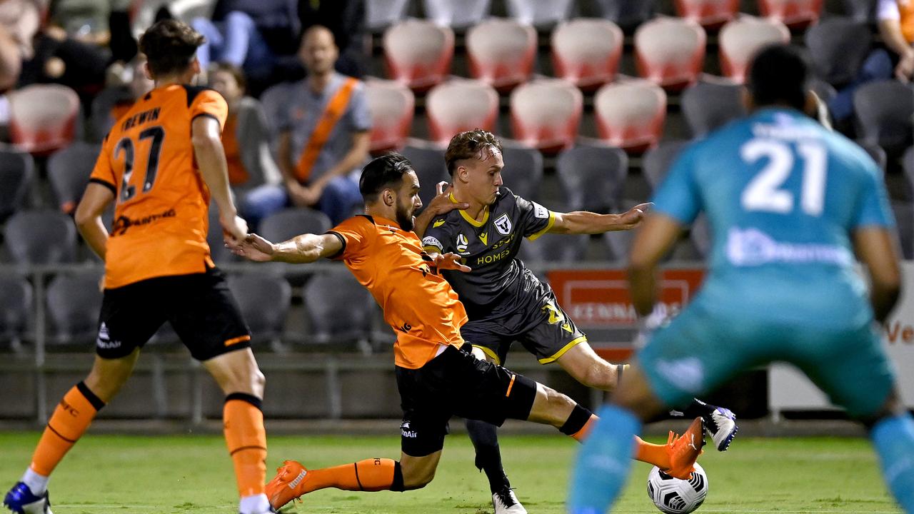 Macarthur’s Jake Hollman takes on Roar defender Jack Hingert at Dolphin Stadium. Picture: Bradley Kanaris/Getty Images