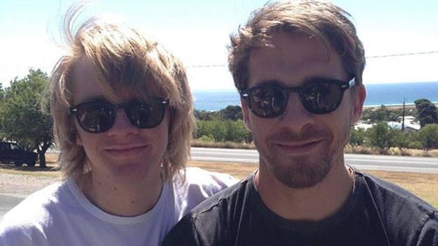 Hugh Sheridan with his brother Zachary (left).