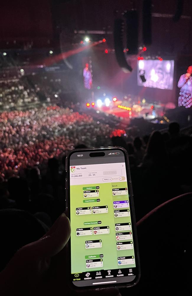 Jelisa Apps changes her KFC SuperCoach team while at a Snoop Dogg concert.