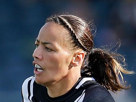 SYDNEY, AUSTRALIA - NOVEMBER 19:  Honey Hireme of New Zealand makes a break during the 2017 Women's Rugby League World Cup match between New Zealand and Cook Islands at Southern Cross Group Stadium on November 19, 2017 in Sydney, Australia.  (Photo by Jason McCawley/Getty Images)