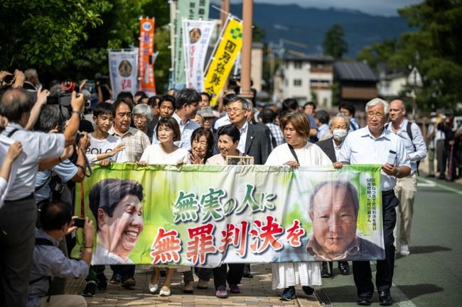 Supporters of Iwao Hakamada, including his sister Hideko Hakamada (C), display a banner declaring him an 'innocent man' on Thursday