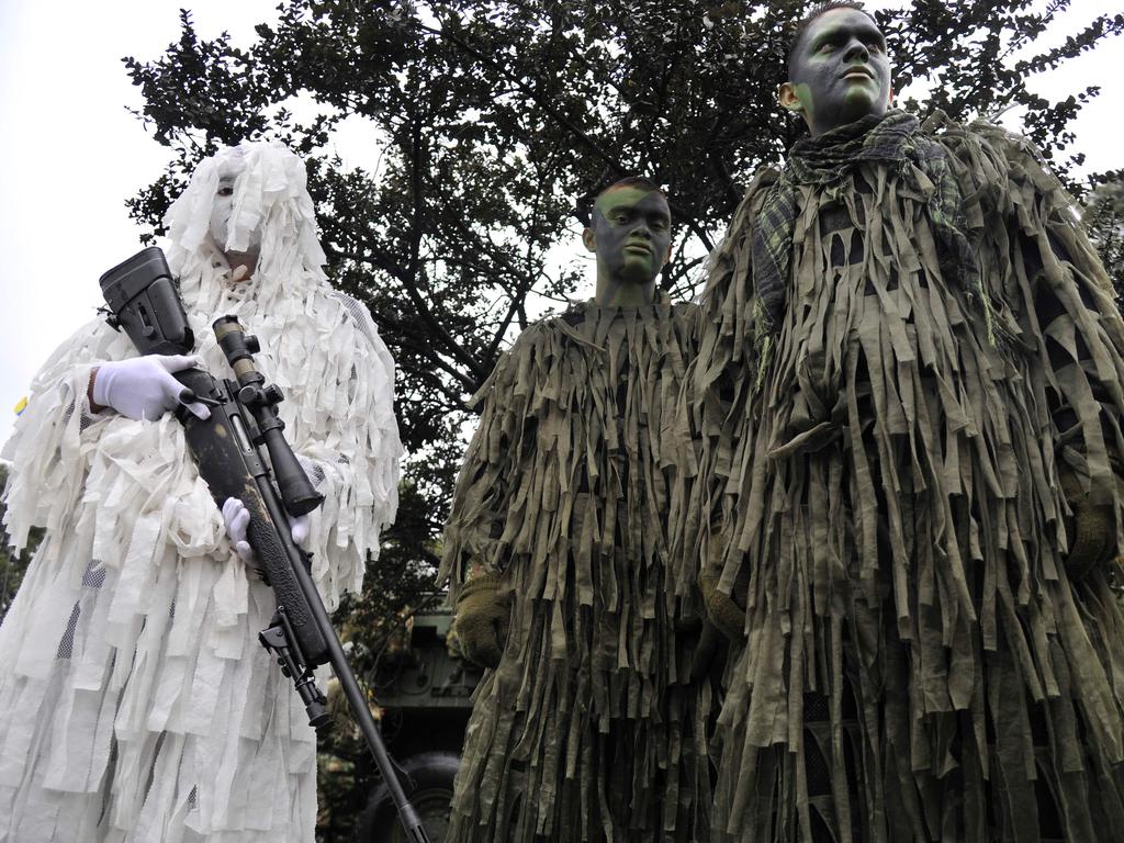 Soldiers get ready before a military parade held to celebrate the country’s 206th Anniversary of Independence, in Bogota, on July 20, 2016. / AFP PHOTO / GUILLERMO LEGARIA