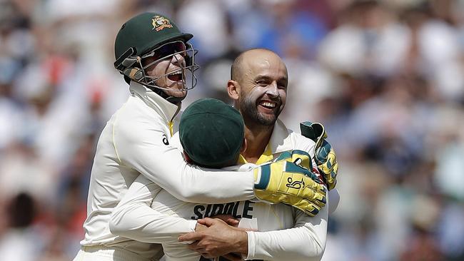 BIRMINGHAM, ENGLAND - AUGUST 05: Nathan Lyon of Australia celebrates with Tim Paine and Peter Siddle of Australia after taking the wicket of Joe Root of England during day five of the 1st Specsavers Ashes Test between England and Australia at Edgbaston on August 05, 2019 in Birmingham, England. (Photo by Ryan Pierse/Getty Images)