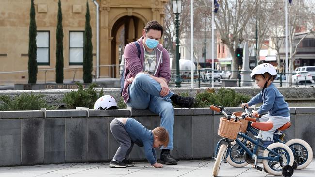 Bendigo residents wear masks as a blitz on COVID-19 testing has begun during their stage three COVID lockdown. Picture: NCA NewsWire / David Crosling