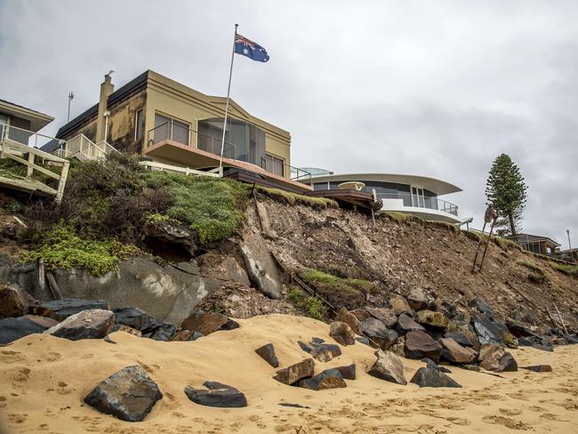 Beachfront property owners will have to fund a permanent wall according to the report. Picture: NCA NewsWire / Troy Snook