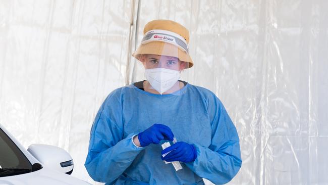 BRISBANE, AUSTRALIA - NewsWire Photos - OCTOBER 5, 2021.A health worker is seen at a drive through Covid-19 clinic in Brisbane. Picture: NCA NewsWire / Dan Peled