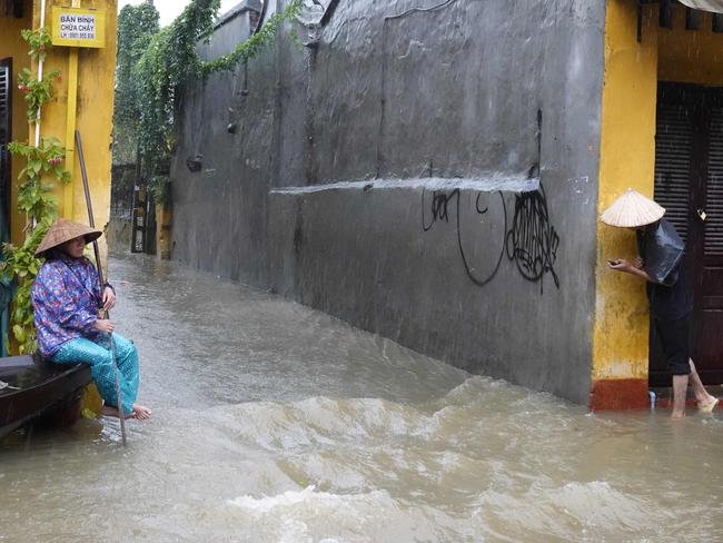 Hoi An, Vietnam: Tourists told to flee as Typhoon Damrey strikes | news ...