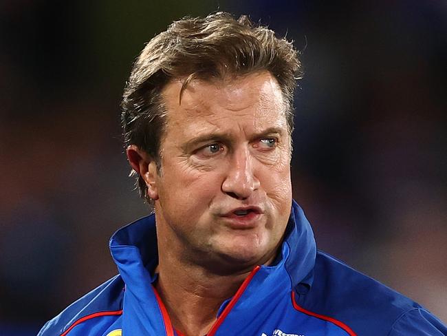 MELBOURNE, AUSTRALIA - MAY 17: Luke Beveridge, Senior Coach of the Bulldogs speaks to players during the round ten AFL match between Western Bulldogs and Essendon Bombers at Marvel Stadium, on May 17, 2025, in Melbourne, Australia. (Photo by Morgan Hancock/Getty Images)