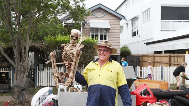 Council worker Lindsay Sonter cleaning up in Vincent St, Auchenflower. Picture: Annette Dew