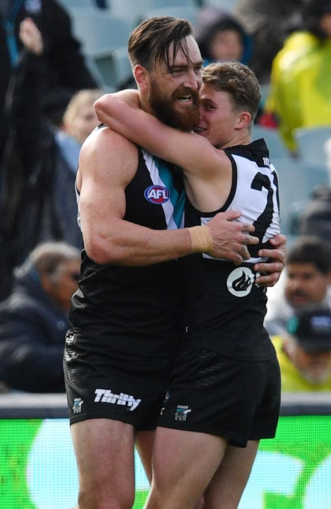 Dixon with first-year player Xavier Duursma. The key forward says he is taking responsibility for keeping the Power’s forward line united and inspired. Picture: David Mariuz (AAP).