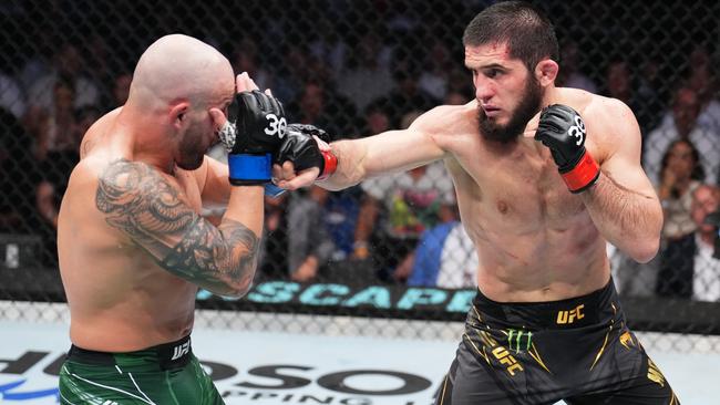 PERTH, AUSTRALIA - FEBRUARY 12: (R-L) Islam Makhachev of Russia punches Alexander Volkanovski of Australia in the UFC lightweight championship fight during the UFC 284 event at RAC Arena on February 12, 2023 in Perth, Australia. (Photo by Chris Unger/Zuffa LLC via Getty Images)