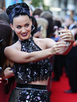 Perry doesn’t like paps, but she doesn’t mind a selfie.