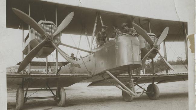 Ross Smith, Keith Smith, James Bennett, and Walter Shiers with the Vickers Vimy. [approximately 1919] Digital.collections.slsa.sa.gov.au/nodes/view/5547#idx44684