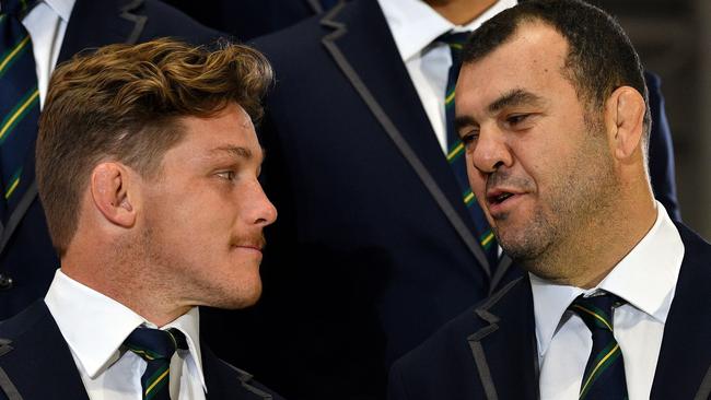 Australia's head coach Michael Cheika (R) talks to team captain Michael Hooper (L) during the Rugby World Cup squad announcement in Sydney on August 23, 2019. (Photo by SAEED KHAN / AFP) / -- IMAGE RESTRICTED TO EDITORIAL USE - STRICTLY NO COMMERCIAL USE --