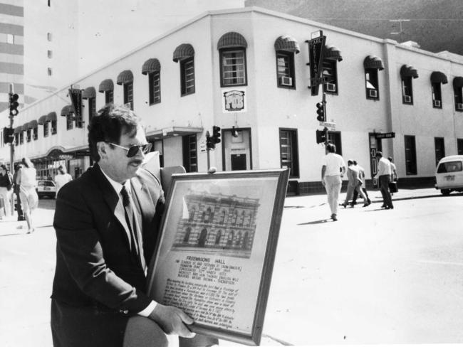 The Earl of Zetland, on the corner of Flinders St and Gawler Place in 1986. Manager Ron Hamilton stands in front of the hotel with a photograph of the hotel as it was in 1870, when it was the Freemason’s Hall.