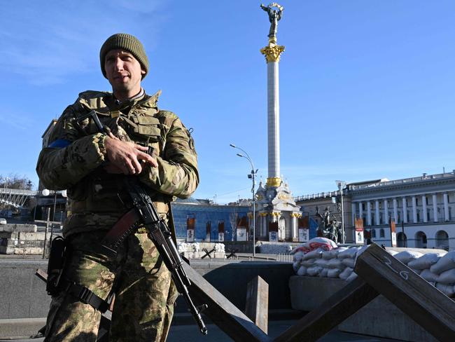 Former Ukrainian tennis man Sergiy Stakhovsky talks with AFP journalists at Independence Square in Kyiv, on March 15, 2022. - Stakhovsky, who famously beat Switzerland's Roger Federer at Wimbledon in 2013, had signed up for Ukraine's military reserves. He patrols to protect Kyiv in military fatigues and with a Kalashnikov assault rifle. (Photo by Sergei SUPINSKY / AFP)