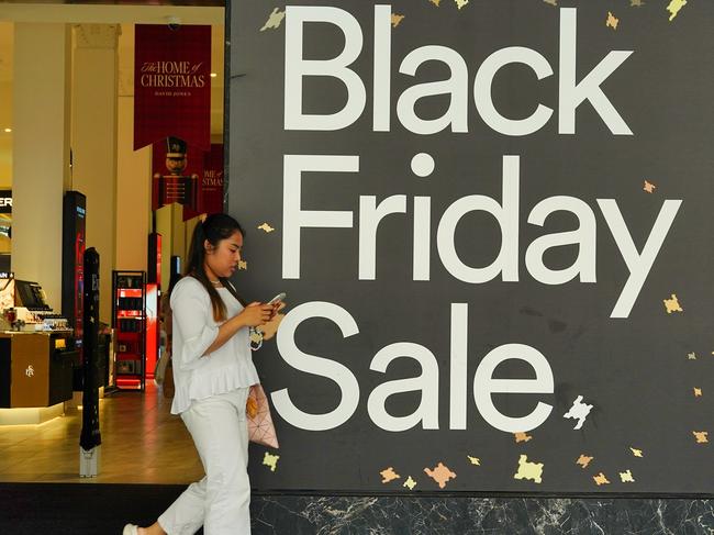 MELBOURNE AUSTRALIA - NewsWire Photos NOVEMBER 29, 2024: People are seen shopping in MelbournePicture: NewsWire / Luis Enrique Ascui