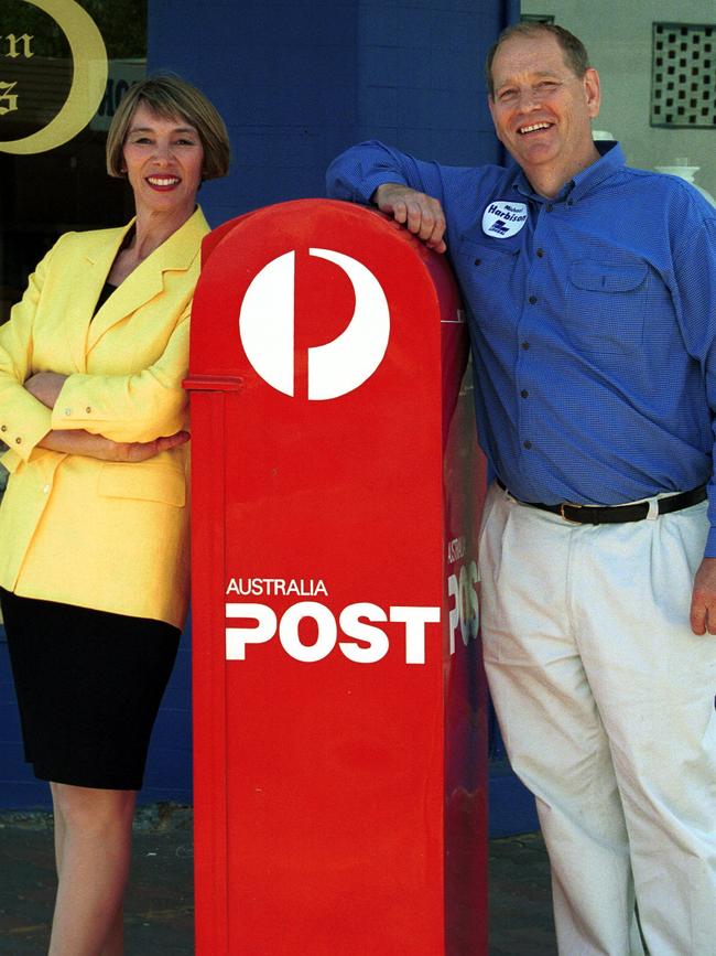 SA Labor political election candidate and former Lord Mayor of Adelaide Jane Lomax-Smith with Liberal candidate Michael Harbison, January 2002. Picture: Greg Adams