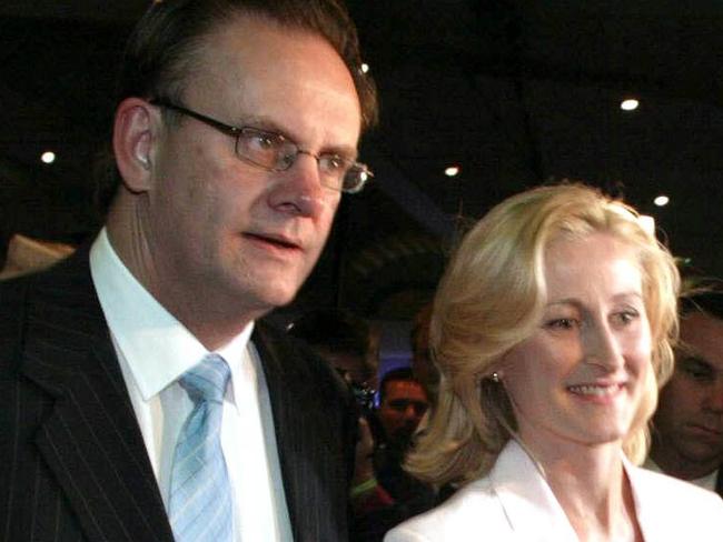 Aust politician Mark Latham with wife Janine at Mt Pritchard Community Club to watch election coverage 09 Oct 2004.