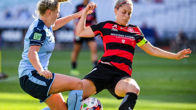 Remy Siemsen (left) of Sydney contesting for the ball against Ellie Brush when she was playing with the Wanderers in 2017. Now the pair will be teammates.