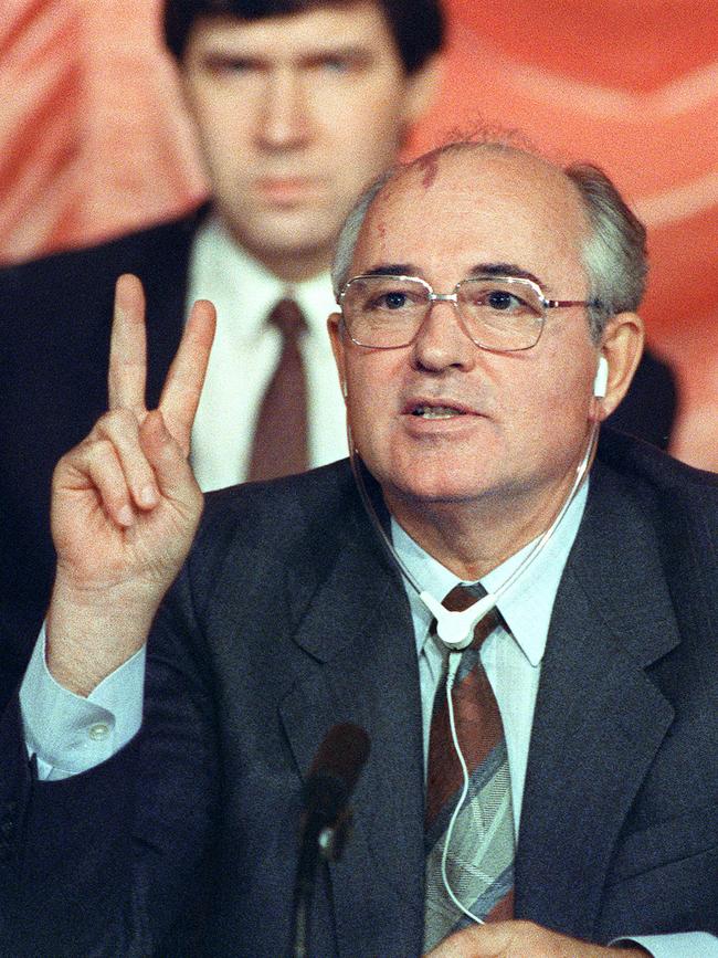 Gorbachev gestures during a news conference at the Soviet Compound following three days of summit talks with US President Ronald Reagan in 1987.