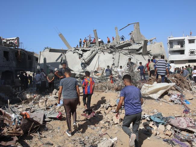 TOPSHOT - Palestinians search in the rubble for survivors at the site of an Israeli strike in the Shejaiya suburb east of Gaza City on September 12, 2024, amid the ongoing war between Israel and Palestinian militants. (Photo by Omar AL-QATTAA / AFP)