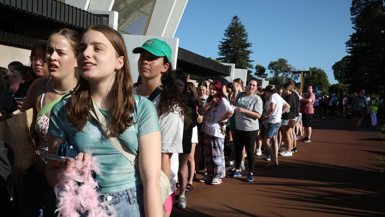 Dedicated fans braced the 36 degree heat on Monday. Picture: NCA NewsWire /Philip Gostelow